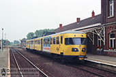 De eerste rit op zaterdagnamiddag 23 september 1995 wordt in Neerpelt gefotografeerd. Na aankomst van de DE2 179 wordt dit stel langs het stationsgebouw gefotografeerd. Als je niet beter weet, zou het zomaar dagelijkse dienst kunnen lijken... Ruim zestien jaar eerder, op 7 april 1979 pauzeerden de DE3's 140 en 141 al eens op ditzelfde spoor, toen ging het om een rondrit van de NVBS (Nederlandse Vereniging voor Belangstellenden in het Spoor- en tramwegwezen).